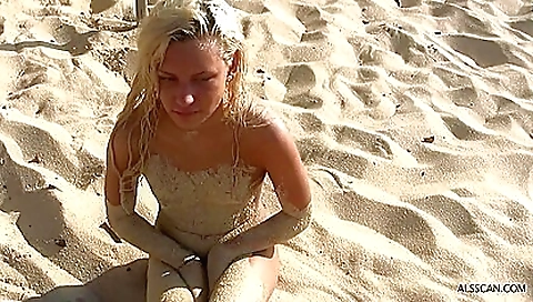 Sexy young blonde make leyam meetingses with a dildo