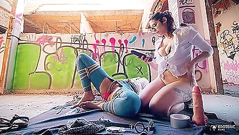 Ta girs two young girls with a mine