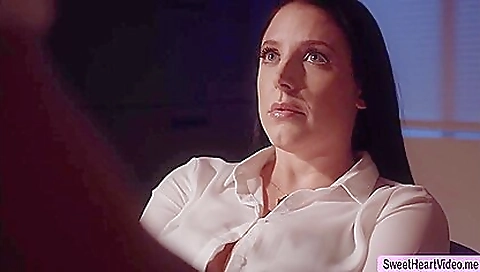 Sexy young brunette's wettordle