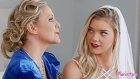 Sexy blondebubi tanning and dildo